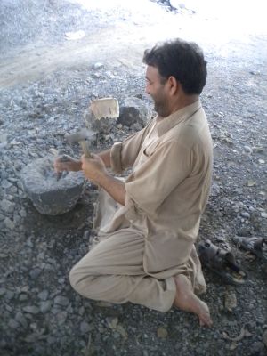 768px-Stone_Cutter_in_Taxila.2