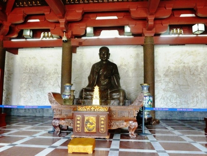 Statue_of_Xuanzang._Wild_Goose_Pagoda,_Xi'an